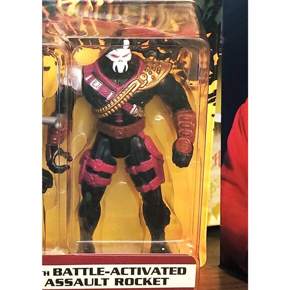 GI Joe's Iron Klaw Action Figure With Battle Activated Assault Rocket NIB - Picture 3 of 8